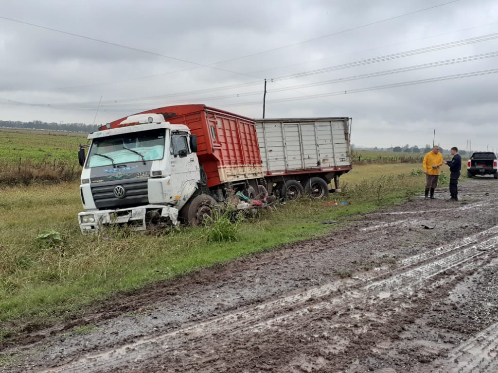 Lluvia y tránsito: accidente entre camiones con desenlace fatal